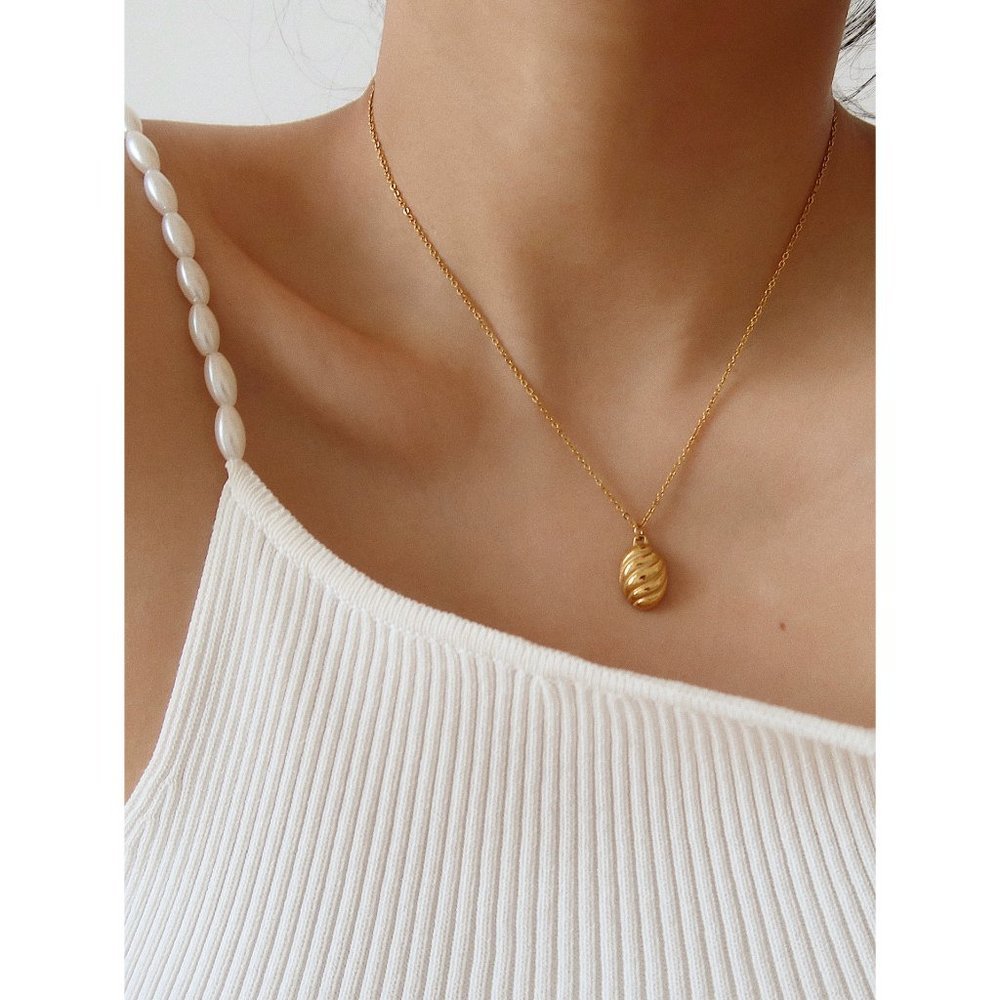 NEW 18K Gold Plated Braided Croissant Necklace - Picture 5 of 14